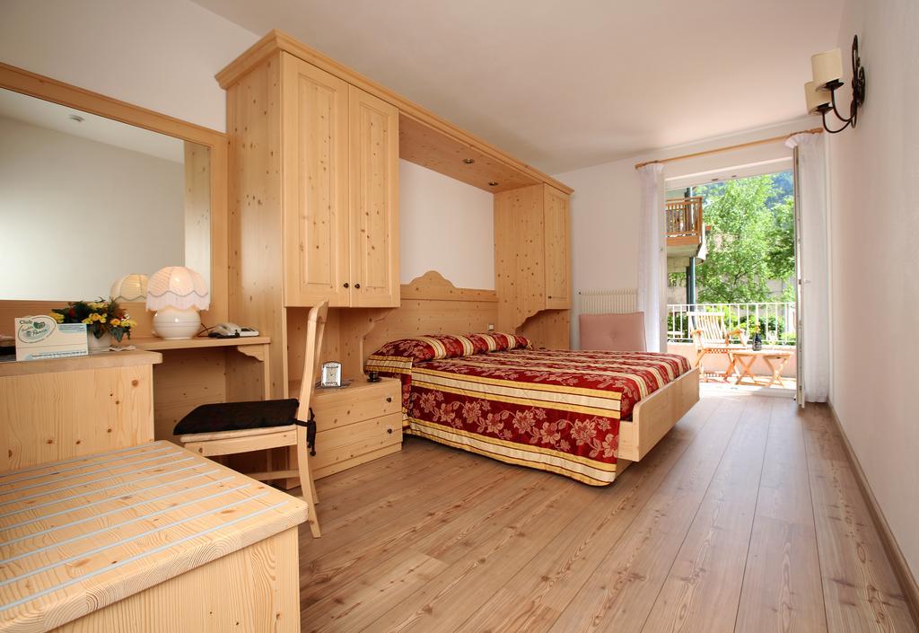 Hotel Garni Villanova Molveno Exteriör bild
